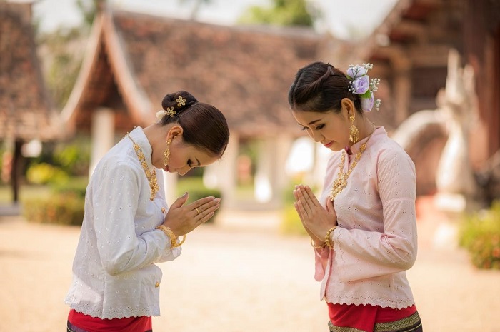 how to bow in Thailand